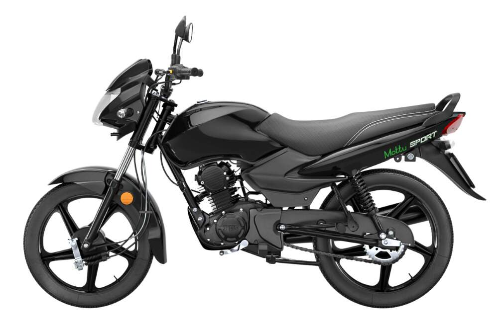 Mottu Sport 110i e Honda Pop 110i em foto lateral horizontal, circulando em avenida urbana com cenário de entregas