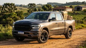 Ram Dakota 2026 parte de R$ 249.990 com 200 cv Ram Dakota 2026 vermelha em vista frontal, estacionada em estrada de terra, orientação horizontal landscape