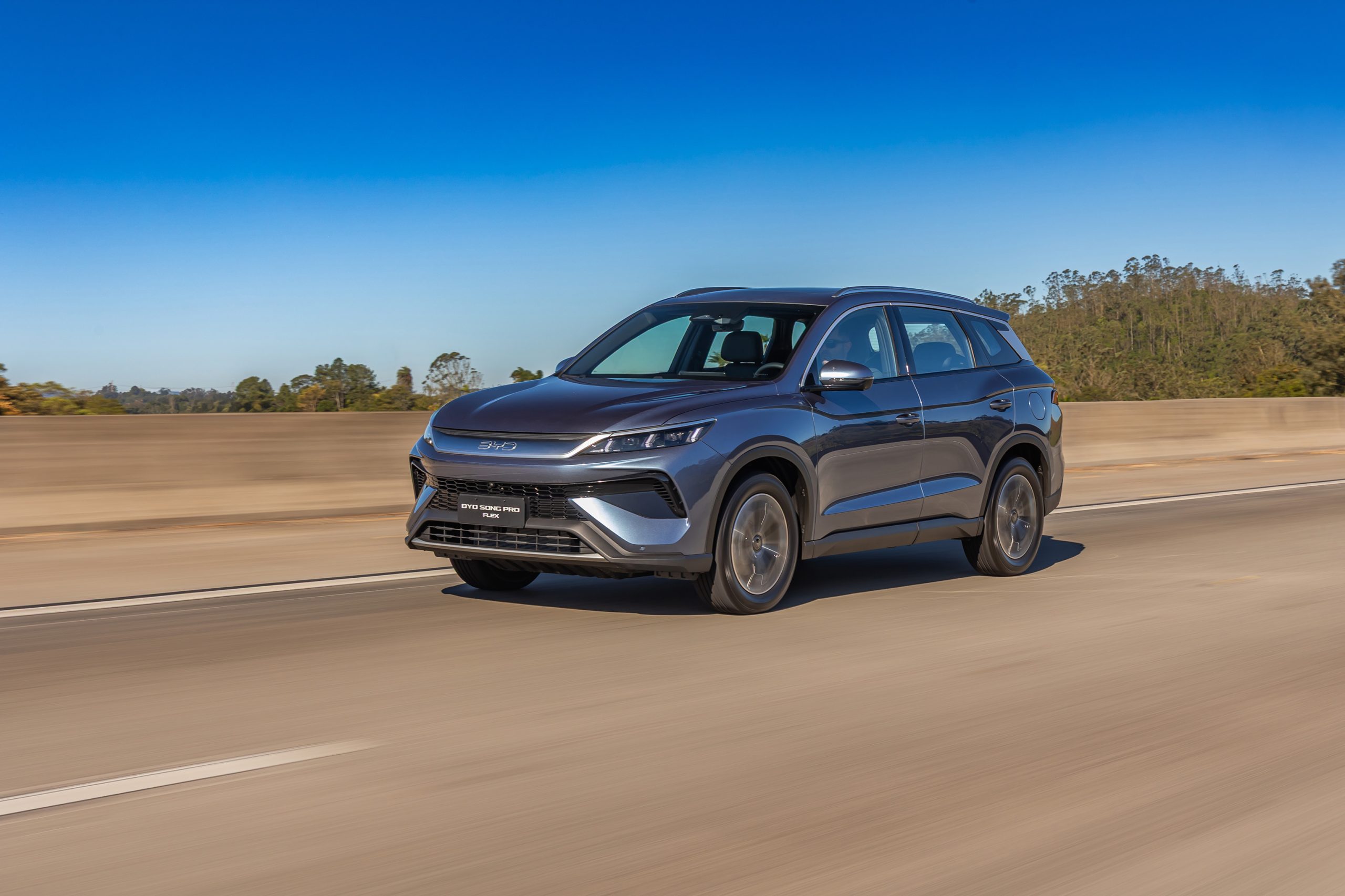 BYD Song Pro 2027: Autonomia chega a 832 km Interior do BYD Song Pro 2027 mostrando painel, central Google Automotive, console redesenhado e teto solar panorâmico, landscape