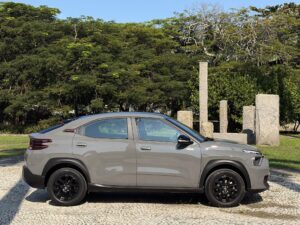 Basalt Dark Edition tem desconto, mas corta demais? Citroën Basalt Dark Edition preto com detalhes vermelhos, foto frontal em rua urbana, landscape