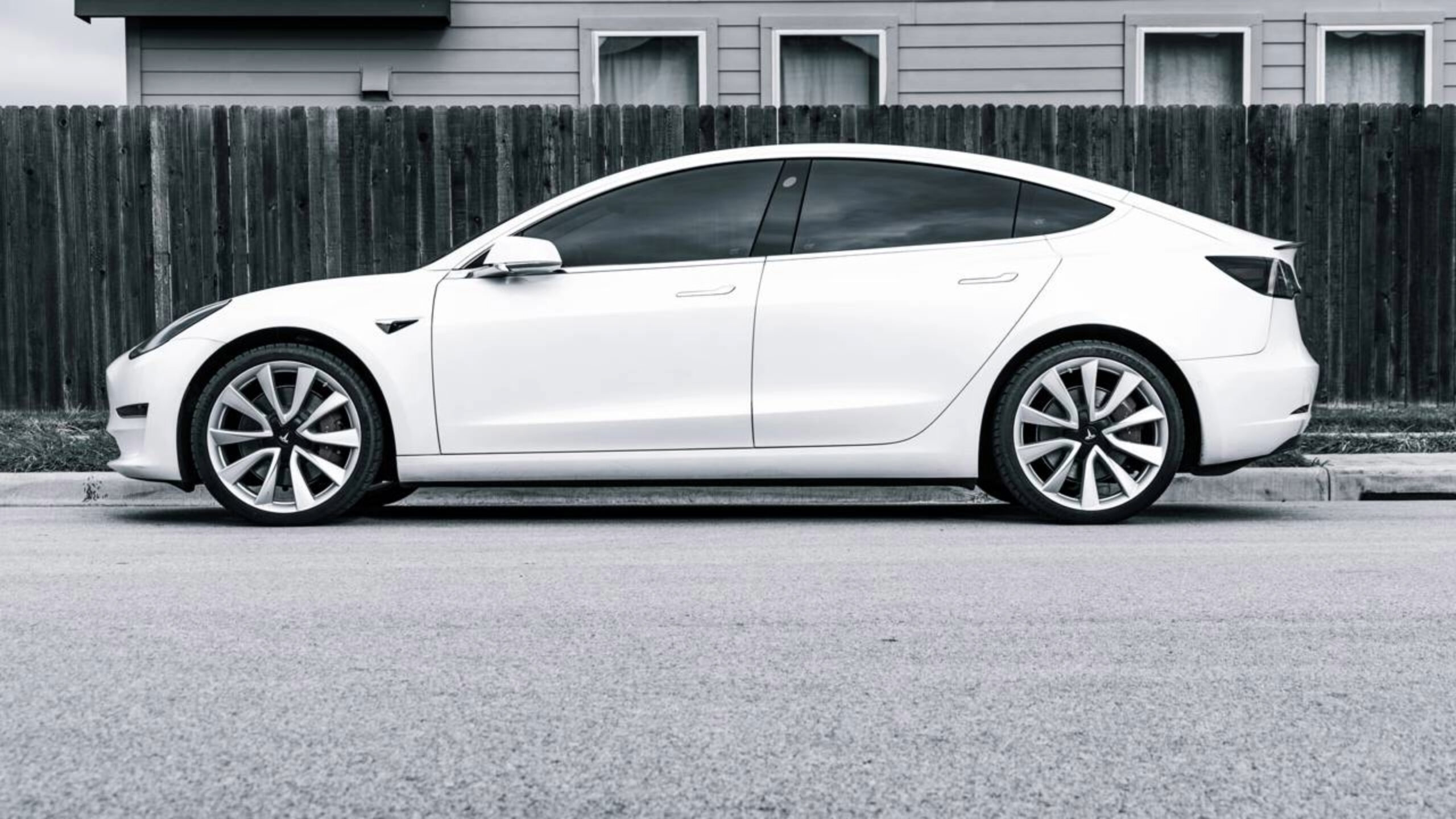 Tesla promove o maior recall de veículos  de sua história com quase 3 milhões de carros