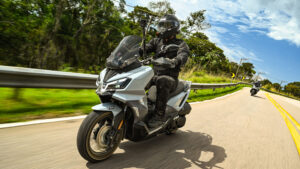 Como pilotar sua moto para gastar menos combustível Sym ADXTG 300