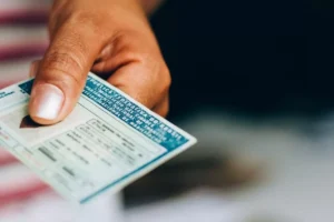 CNH gratuita 2026: Quem pode pedir e como se inscrever Candidato à CNH em atendimento no Detran