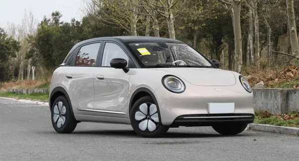 Chevrolet Celta elétrico pode custar R$ 120 mil em 2027 — vista lateral