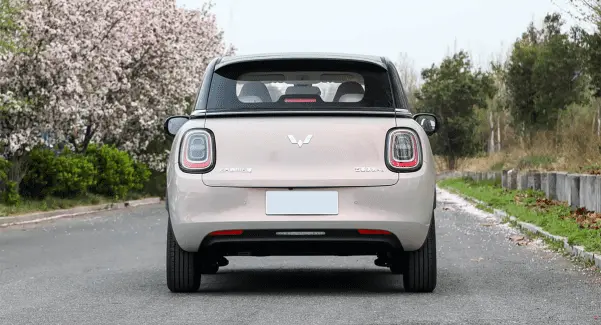 Chevrolet Celta elétrico pode custar R$ 120 mil em 2027 Wulling Bingo Pro / Chevrolet Celta parado de traseira