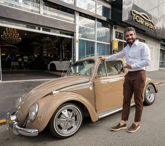 Vendedor de carros influencer: Tiago Tcar tem 6,5 milhões Sucesso no Instagram, Tiago deixou de vender carros apenas na própria loja. Foto: reprodução @tiagotcar.