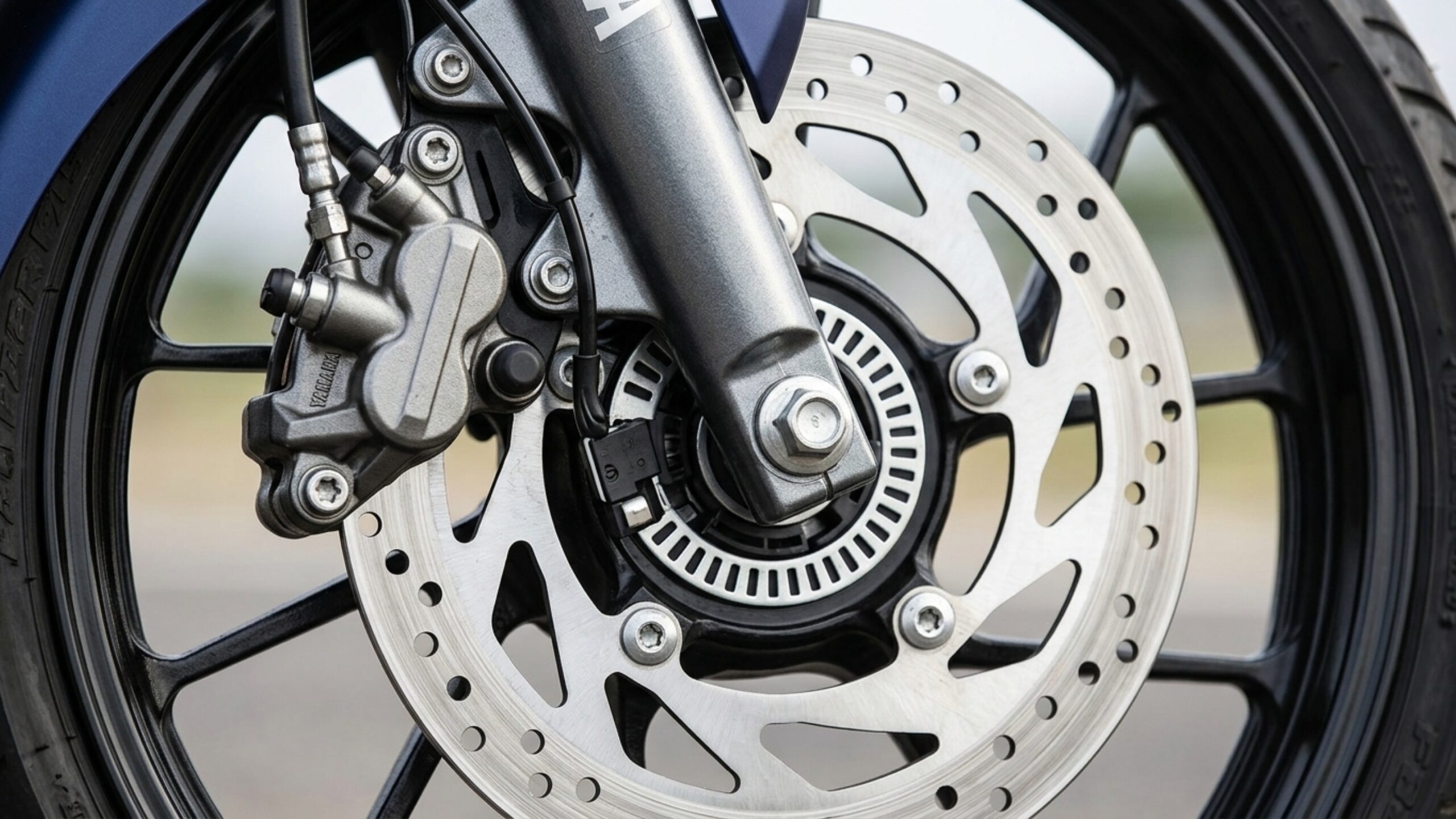 Moto urbana de 150 cilindradas custa R$ 21.190 com ABS, freios a disco nas duas rodas e conexão com celular