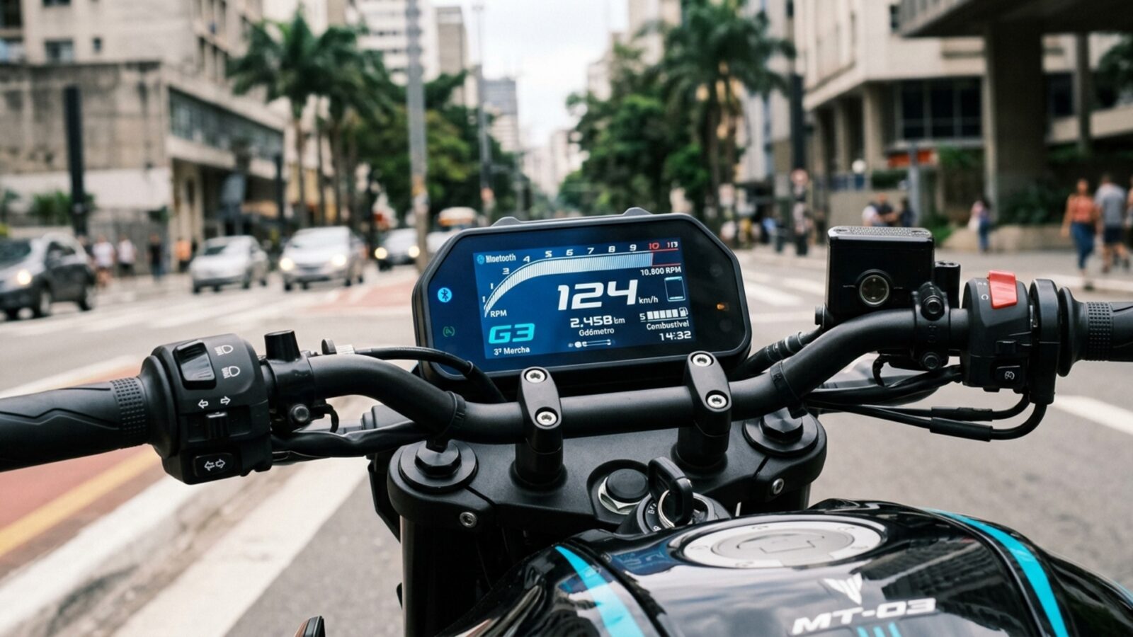 Yamaha MT-03 Connected preta em vista frontal, estacionada em avenida urbana brasileira, fotografia horizontal landscape