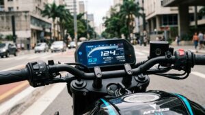 Yamaha MT-03 Connected preta em vista frontal, estacionada em avenida urbana brasileira, fotografia horizontal landscape