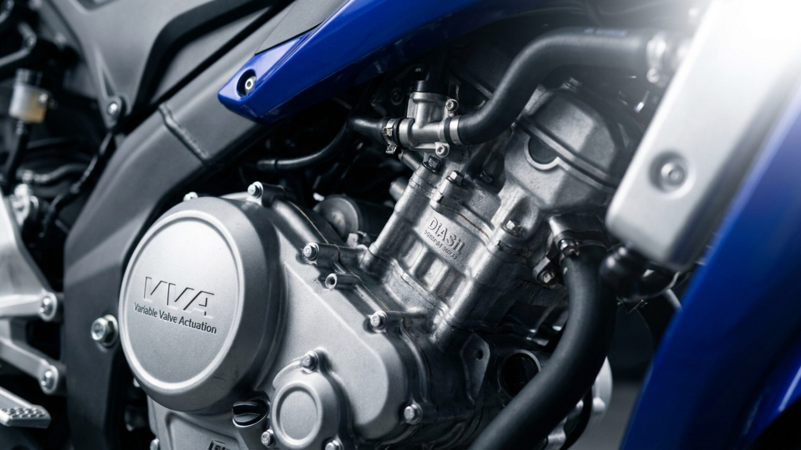 Yamaha R15 ABS 2026 vale o preço? Esportiva de R$ 23.590 entrega 18,8 cv, câmbio de seis marchas, tanque de 11 litros e freios ABS nas duas rodas
