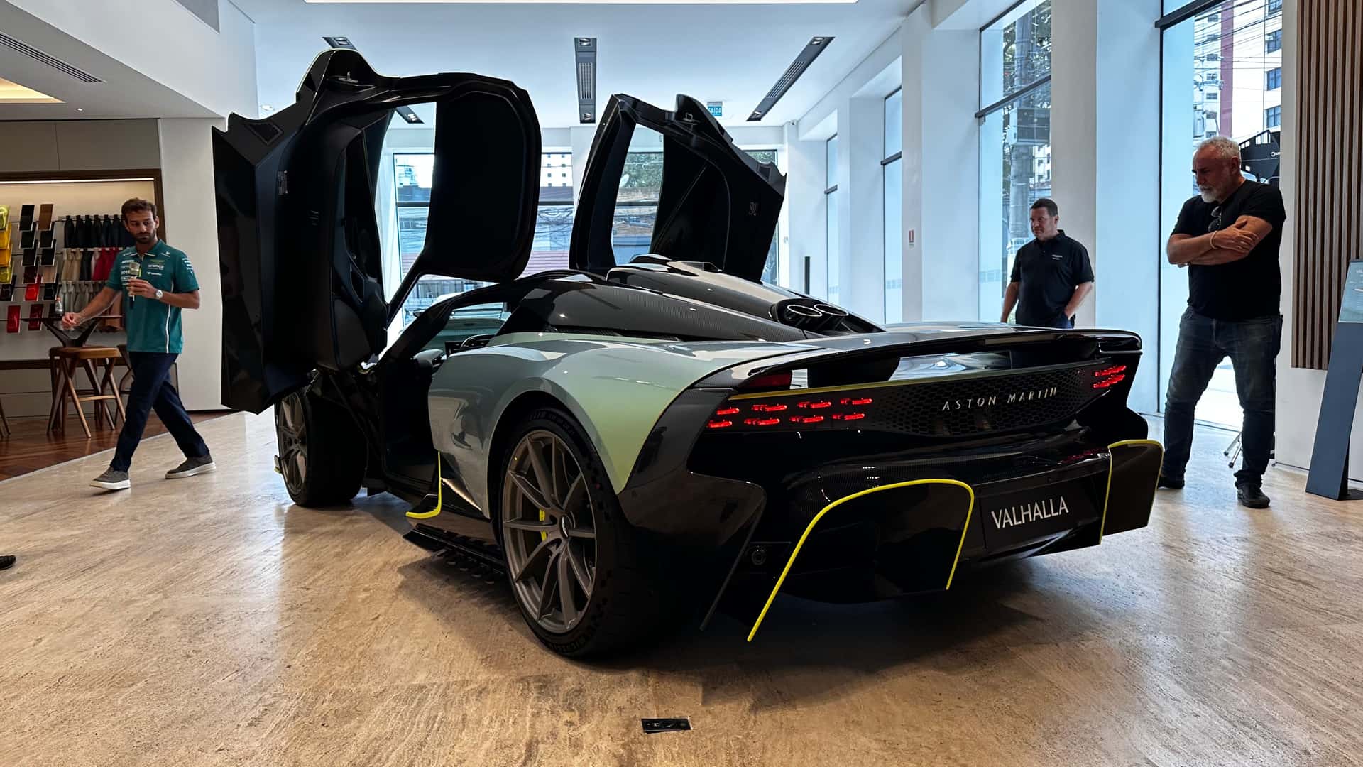 A Aston Martin vendeu a marca? Entenda o acordo Aston Martin Valhalla no Brasil