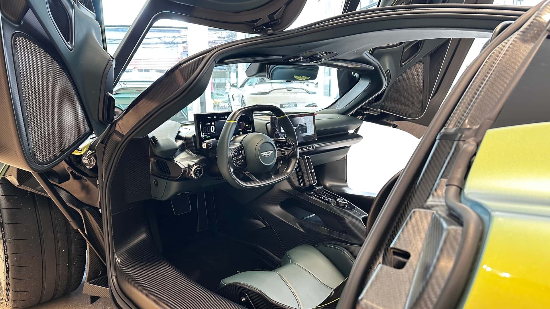 A Aston Martin vendeu a marca? Entenda o acordo Aston Martin Valhalla no Brasil