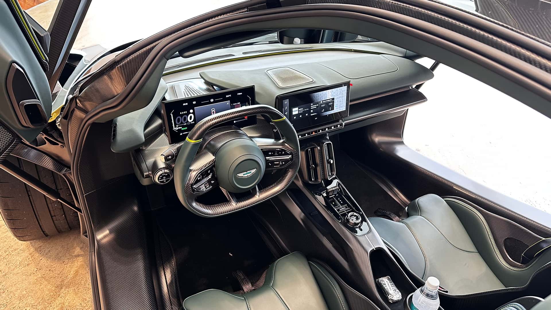 A Aston Martin vendeu a marca? Entenda o acordo Aston Martin Valhalla no Brasil