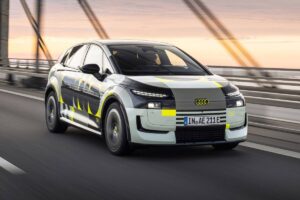 Audi A2 2026 existe? Rumor elétrico mira 476 km Audi A2 original de primeira geração em vista lateral, estacionado em ambiente urbano europeu, composição horizontal landscape