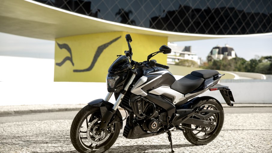 Dominar 250 estreia eletrônica nova e mantém motor 250 Bajaj Dominar 250 2026/2027 chega renovada por R$ 23.800 com novos recursos eletrônicos e conectividade.