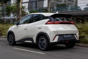 Eletrificados no Brasil já bateram 1 em 6 em julho BYD Dolphin Mini branco em foto frontal horizontal saindo de estacionamento urbano, com visual de carro elétrico compacto