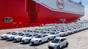 Alta do petróleo acelera vendas de elétricos no Brasil: O que o relatório da IEA mostra Navio transportador de carros elétricos da BYD