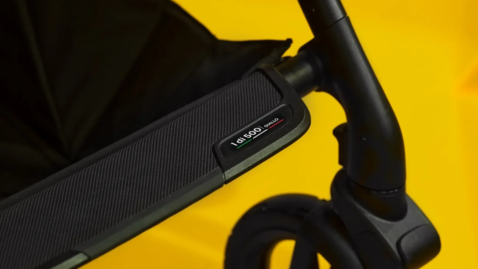 Detalhe do acabamento em couro automotivo e Alcantara do carrinho Lamborghini Reef AL Giallo