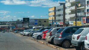 IPVA atrasado: como parcelar e o que realmente acontece Carros populares estacionados em rua brasileira, veículos sujeitos a IPVA e licenciamento