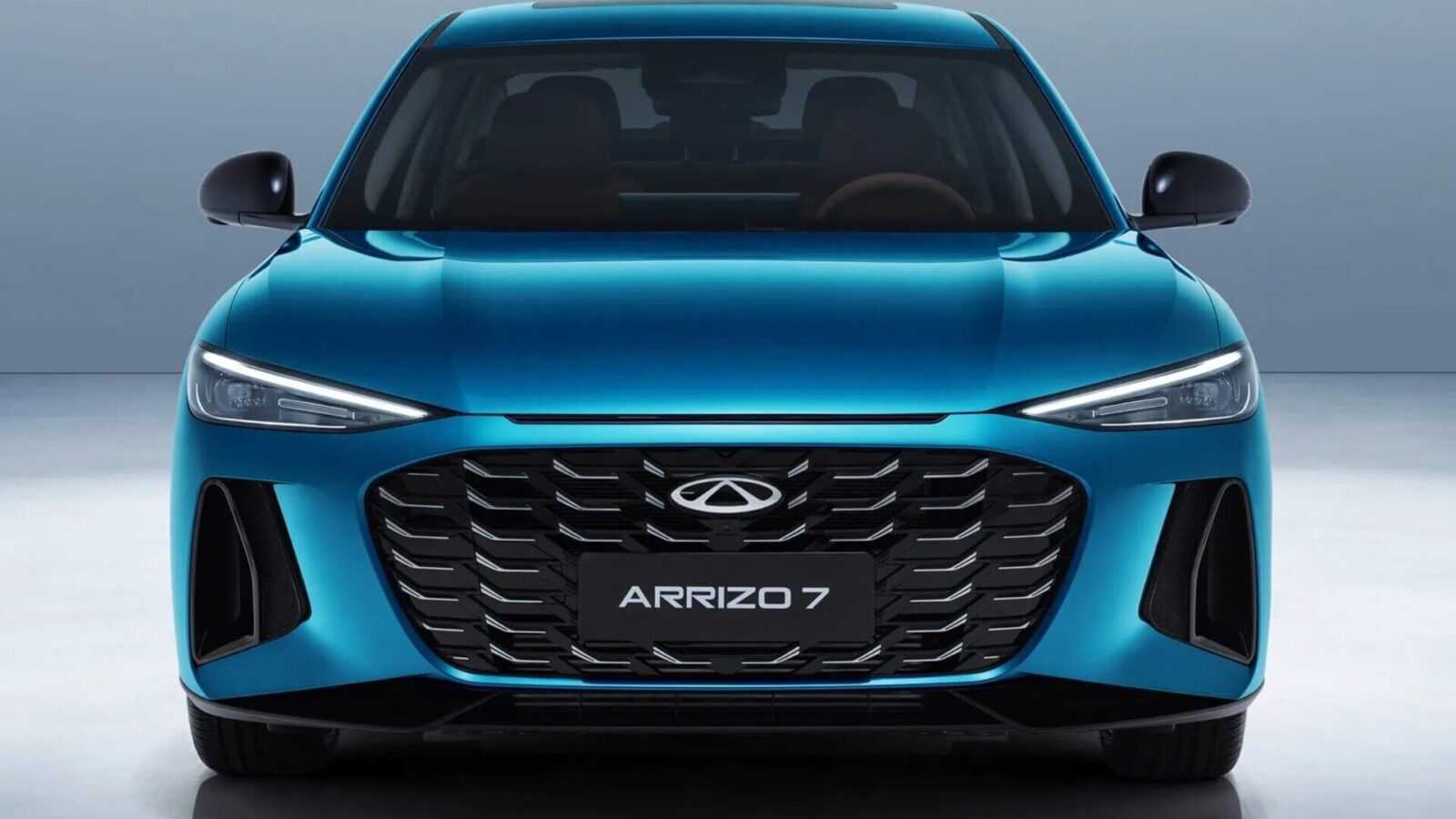 Novo Chery Arrizo 7 em vista frontal, destacando grade tipo singleframe, faróis afilados e abertura inferior do para-choque, fotografia horizontal