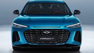 Chery Arrizo 7 estreia com grade singleframe e faróis finos Novo Chery Arrizo 7 em vista frontal, destacando grade tipo singleframe, faróis afilados e abertura inferior do para-choque, fotografia horizontal