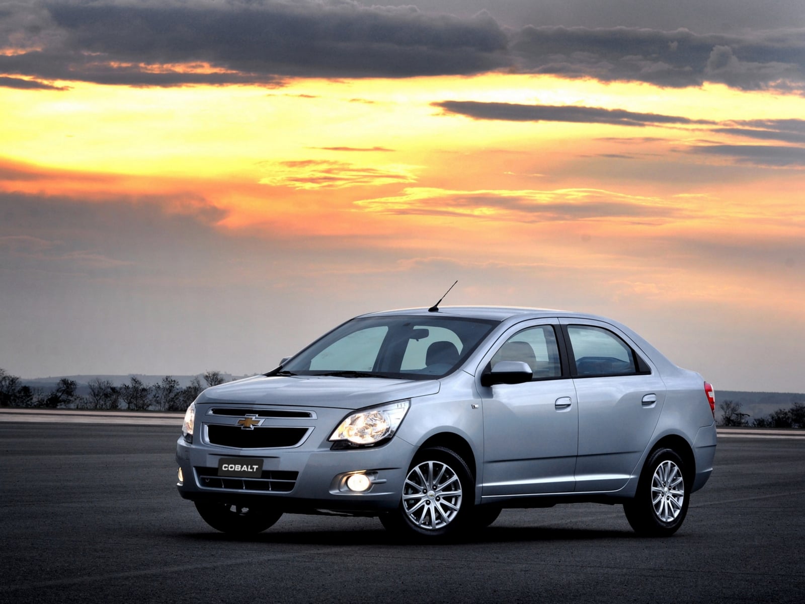 Chevrolet Cobalt 2014: Usado a partir de R$ 36.814 na FIPE CHEVROLET COBALT 2014 PRATA FRENTE E LATERAL