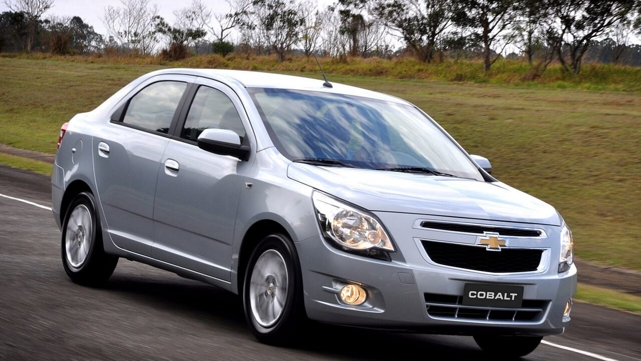Chevrolet Cobalt 2014 prata em vista frontal, estacionado em rua brasileira, fotografia horizontal landscape