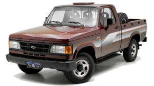 Detalhe interno da Chevrolet D-20 1994, painel original, volante, bancos e instrumentos preservados, iluminação natural, orientação horizontal