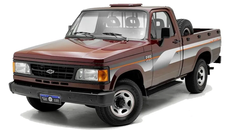 Detalhe interno da Chevrolet D-20 1994, painel original, volante, bancos e instrumentos preservados, iluminação natural, orientação horizontal