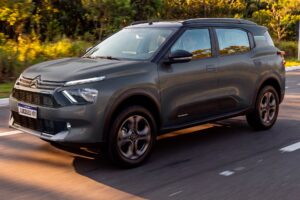 Citroën Aircross 2027: Preço e novidades da linha Citroën Aircross 2027 branco em vista frontal, estacionado diante de uma concessionária brasileira, orientação horizontal landscape