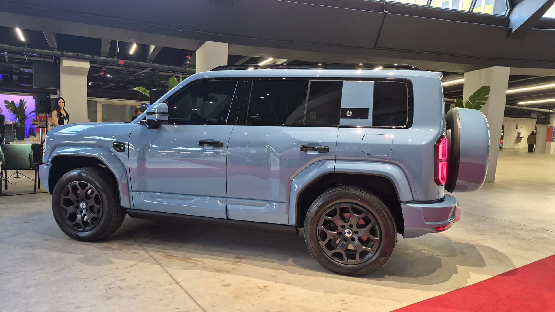 Denza B5 lidera premium com queda de 9,9% Denza no Salão do Automóvel