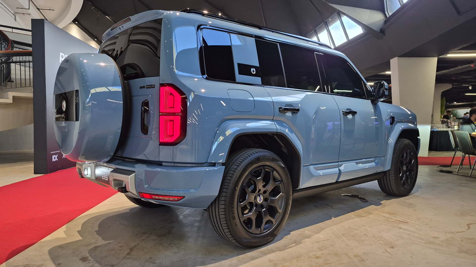 Denza B5 lidera premium com queda de 9,9% Denza no Salão do Automóvel