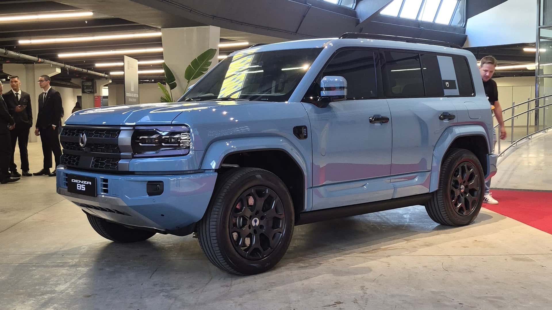 Denza B5 lidera premium com queda de 9,9% Denza no Salão do Automóvel