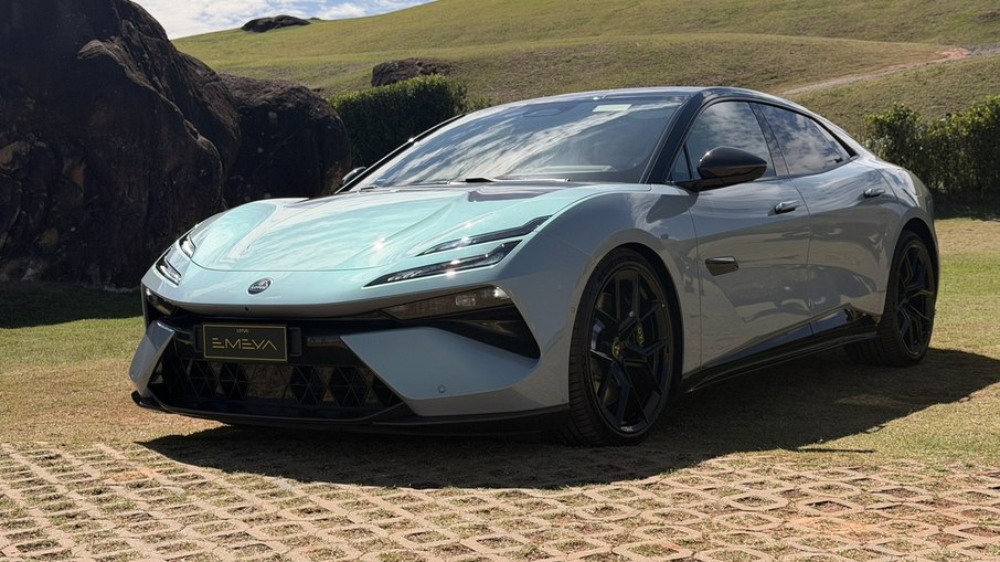 Lotus no Brasil entrega 918 cv por preço surpreendente? Lotus Emeya 900 entrega 918 cv, tração integral e desempenho de esportivo em uma carroceria elétrica de quatro portas.