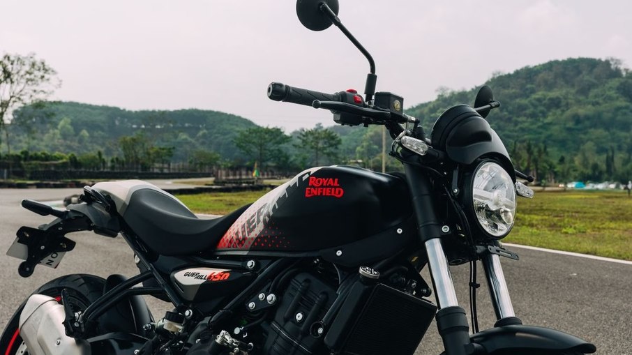 Royal Enfield Guerrilla 450 Apex de perfil, com farol redondo e guidão baixo