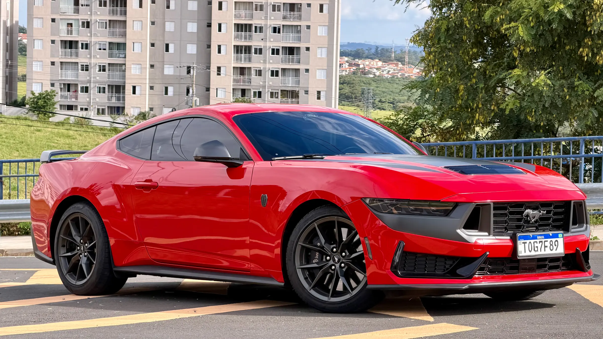 Mustang Mach 4 pode ter V8 híbrido e quatro portas Detalhe técnico de um motor V8 híbrido instalado em um sedã esportivo Ford, com componentes elétricos e cabos de alta tensão visíveis, orientação horizontal