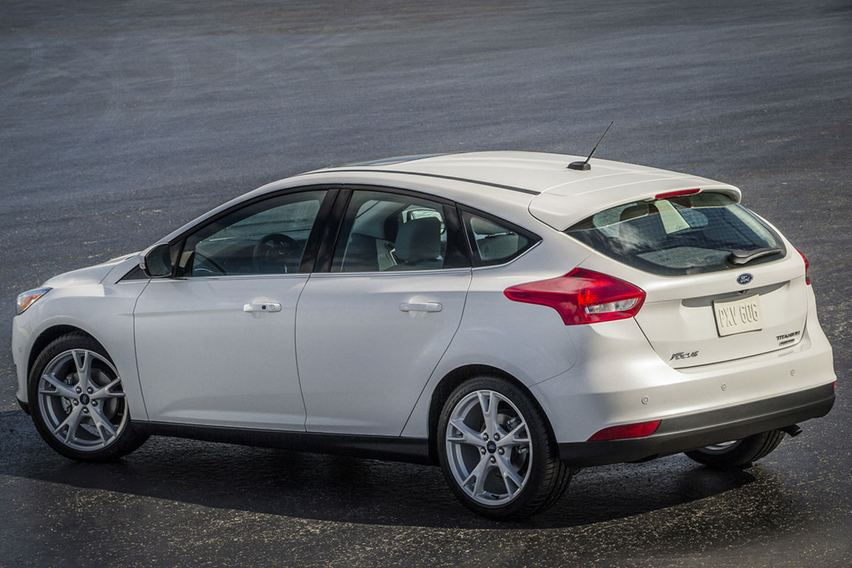 Ford EcoBoost: Correia pode afetar 135 mil carros? Ford Fiesta Titanium 1.0 EcoBoost brasileiro estacionado diante de uma concessionária, vista frontal e lateral em formato landscape