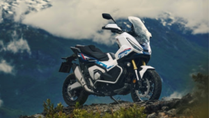 Honda X-ADV 2027 na cor Branco Perolizado, vista frontal em avenida brasileira, orientação horizontal landscape