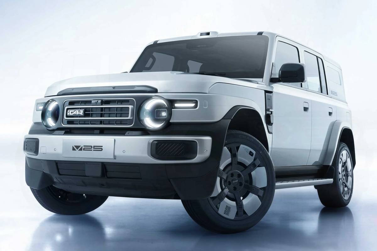 iCAUR V25: SUV REEV cotado para o Brasil em 2027 SUV elétrico iCAR V23 prateado, com design robusto e moderno, faróis redondos acesos e grade frontal com o logo iCAR, exibido em um estúdio com fundo claro e reflexo no chão