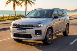 Erro de abastecimento pode destruir o motor do Jeep Commander Jeep Commander diesel preto abastecendo em posto brasileiro, vista lateral horizontal, com frentista ao lado da tampa do tanque
