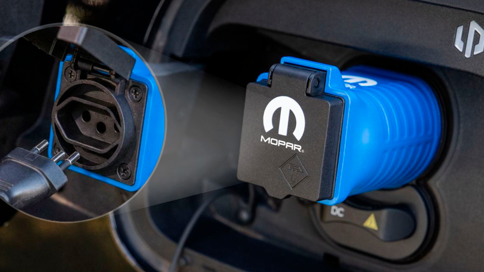 Adaptador Mopar de alimentação externa conectado a um carro elétrico Leapmotor, com tomada e equipamentos de camping ao lado, orientação horizontal
