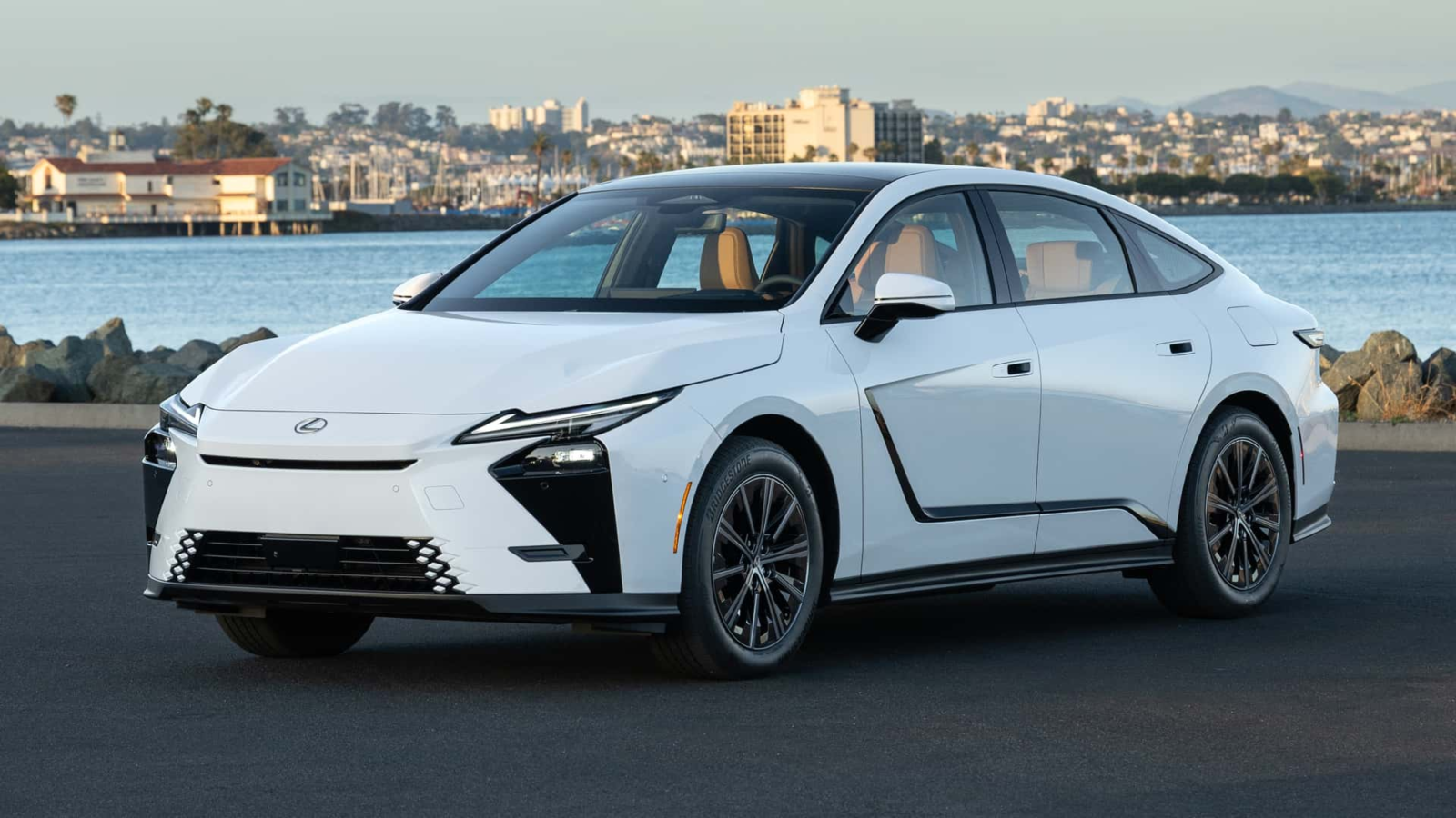 Sedã híbrido da Lexus estreia pré-venda no país