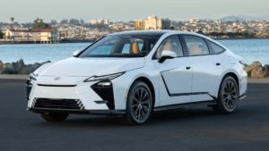 Lexus ES 350h preto, foto frontal em avenida urbana, horizontal