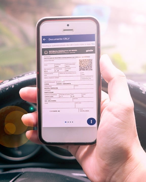 Placa 3 ou 4 em SP? Licenciamento vence em agosto Blitz de trânsito em avenida paulista com agente fiscalizando documentos de veículos, foto horizontal