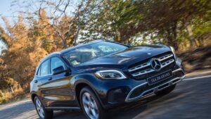 Mercedes compacta: Garantia de 15 anos não vale no Brasil Mercedes-Benz Classe A, CLA, GLA e GLB 2019 a 2022 alinhados em uma concessionária brasileira, vista frontal horizontal