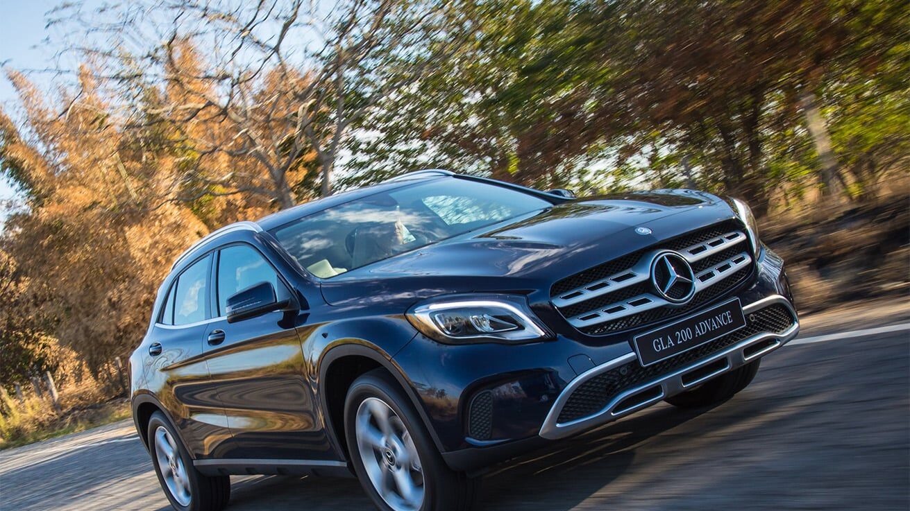 Mercedes-Benz Classe A, CLA, GLA e GLB 2019 a 2022 alinhados em uma concessionária brasileira, vista frontal horizontal