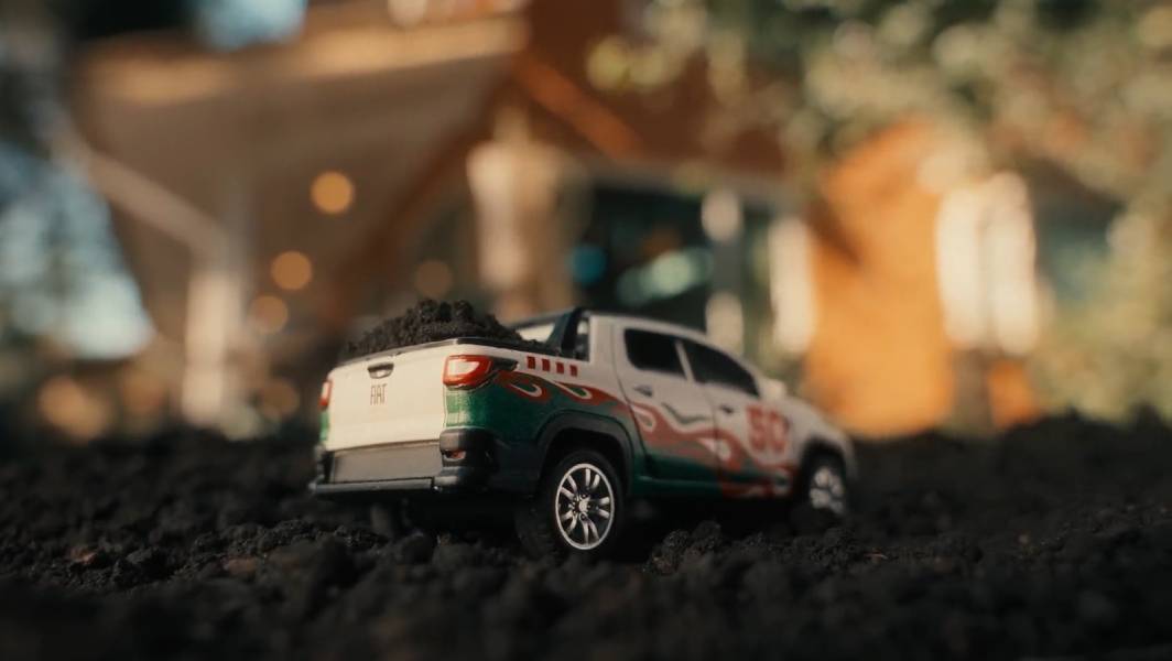 Miniatura da Fiat Strada branca