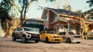 Miniaturas Fiat chegam ao TikTok Shop no Brasil Miniaturas do Fiat 147, Fiat Uno com escada no teto e Fiat Strada alinhadas sobre uma bancada, fotografia horizontal com iluminação de coleção