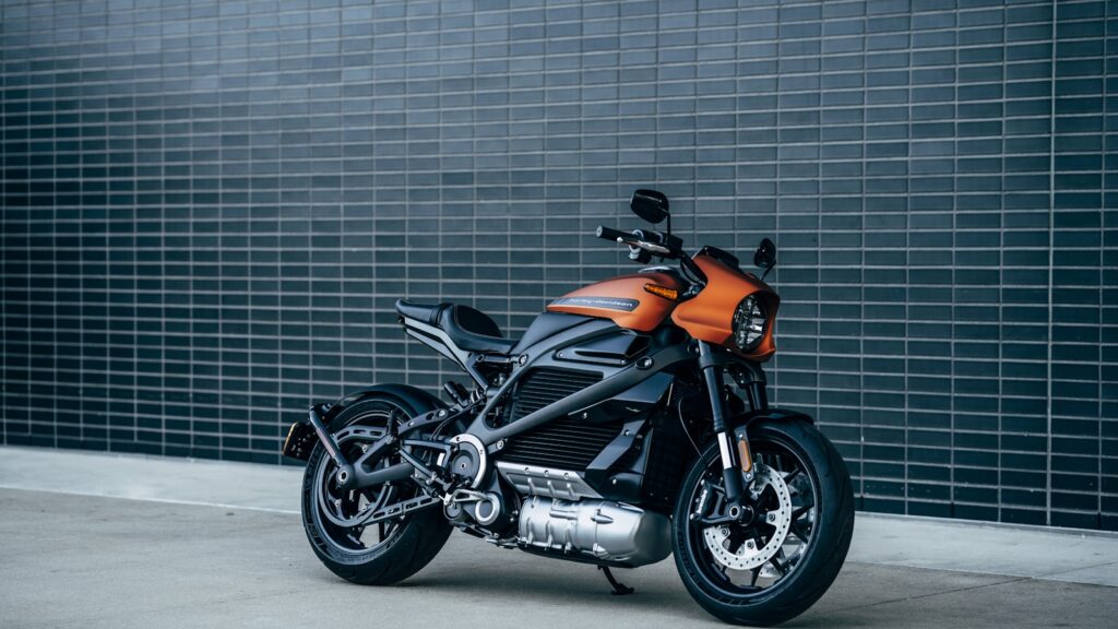 Moto elétrica estacionada em via urbana, modelo que exige CNH categoria A