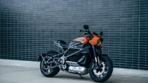 Moto elétrica estacionada em via urbana, modelo que exige CNH categoria A